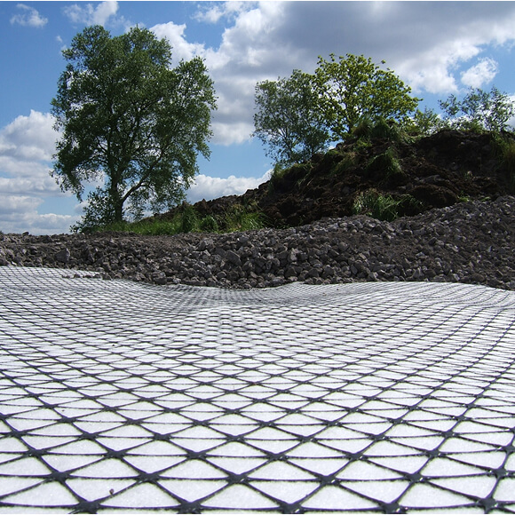 A sample of Tensar® TriAx® (TX-GD) Geogitter mit Vlies